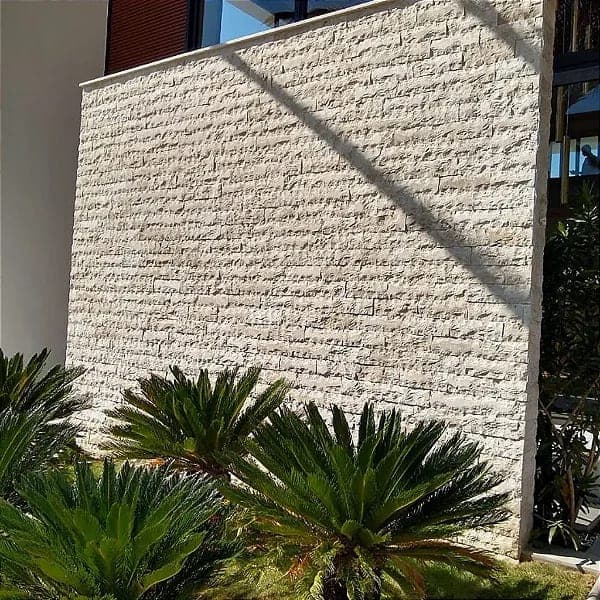 Travertino Rock Face 10 × 30 aplicada em projeto